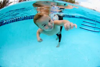 Закърбърг сподели снимка от първото плуване на Макс