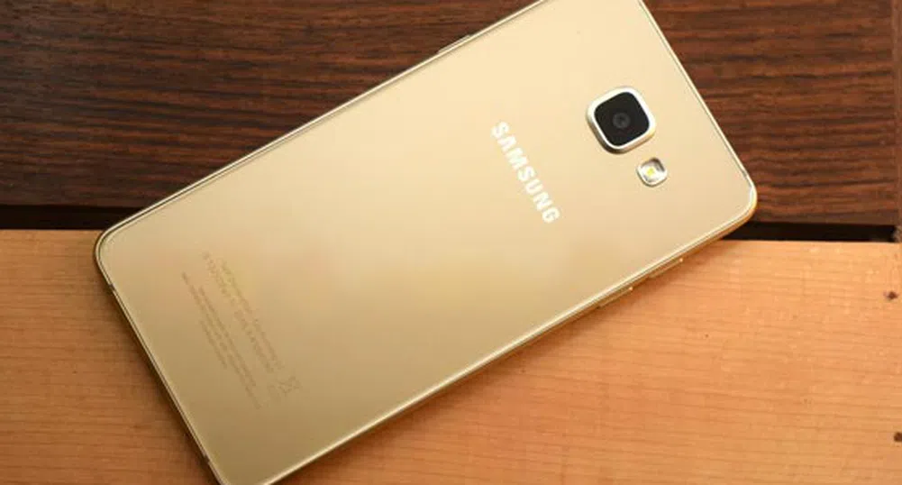 Samsung представи и модела си Galaxy C7
