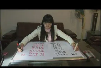 Китайка пише едновременно с двете си ръце на два езика (видео)