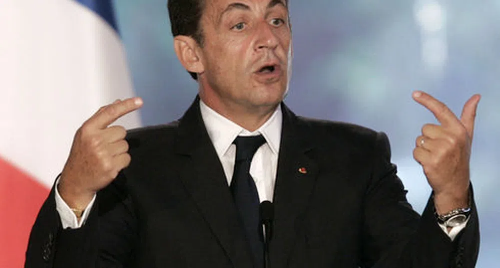 Саркози сваля часовника си преди да се ръкува със симпатизанти