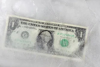 Доларът е на път да запише най-добрия си месец от 2012 г.