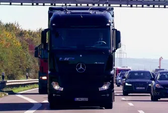 Камион на Mercedes-Benz шофира автономно на публичен път