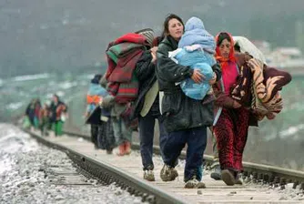 Стотици мигранти нахлуха нелегално в Македония