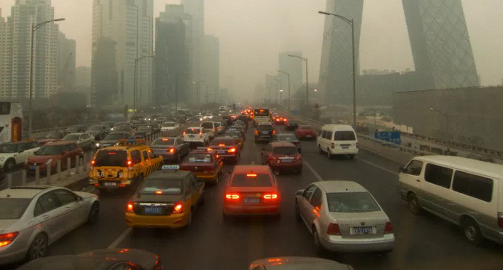 Червен код в Пекин заради смога