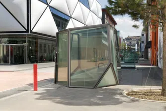 Уникална прозрачна обществена тоалетна (снимки)