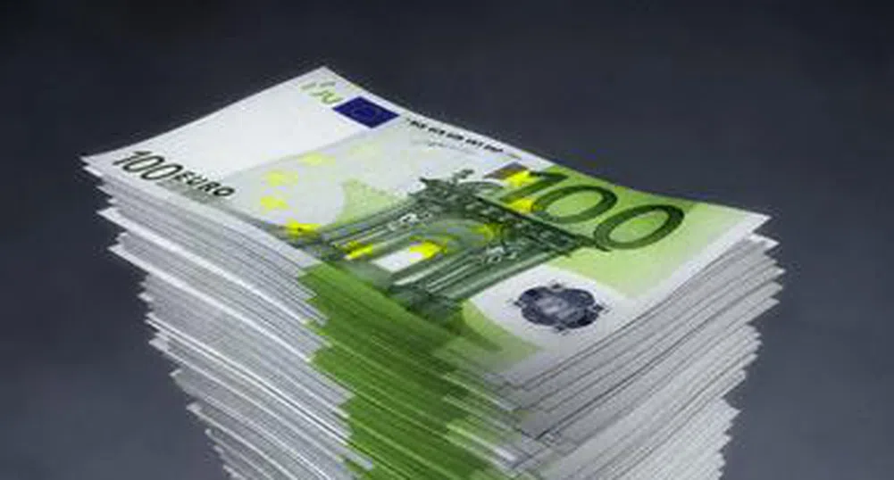 Съвкупност от фактори подкрепят еврото, паундът се срина