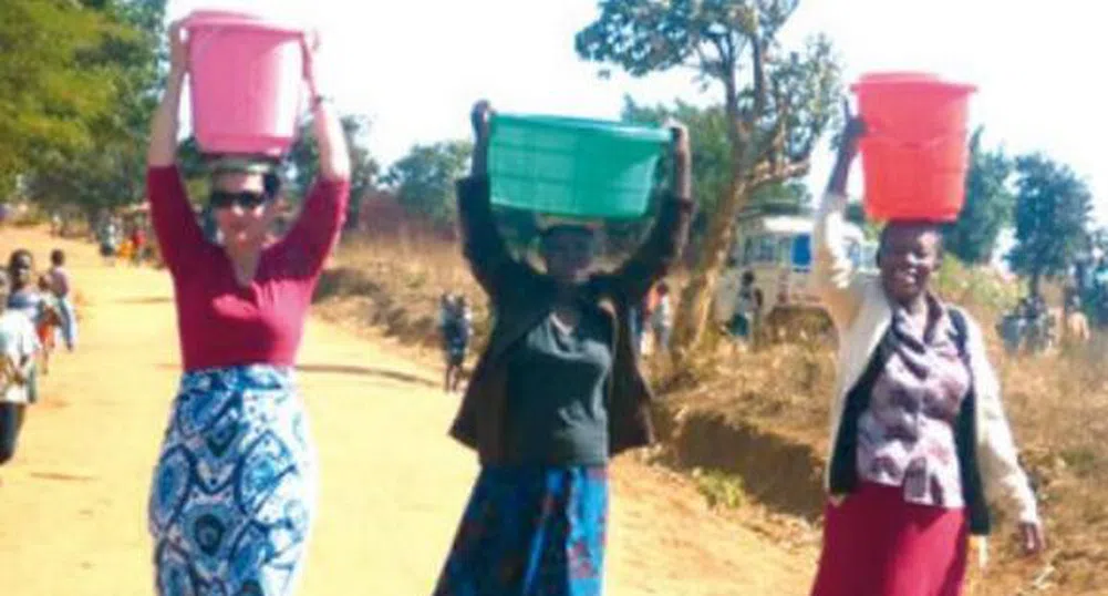 Жената на най-богатия човек в света носи вода в Африка