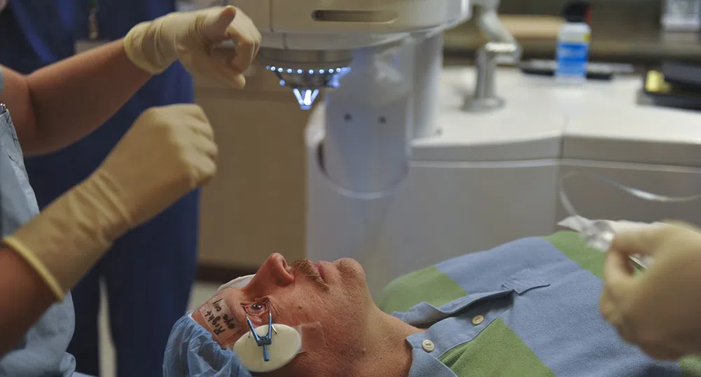 Робот извърши първата в света операция във вътрешността на окото