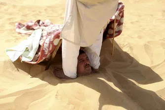 Изумително спа: да те заровят жив в пясъка, за да те излекуват