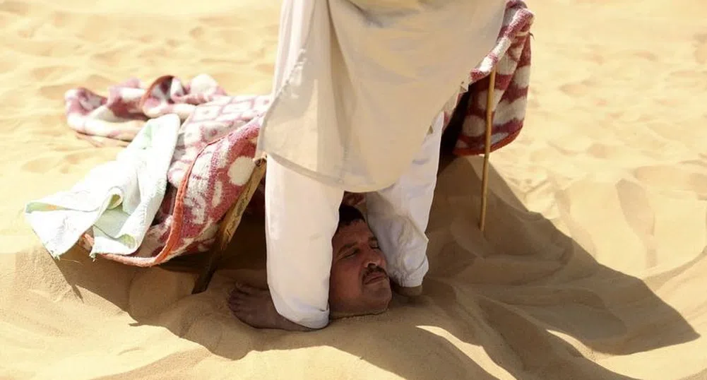 Изумително спа: да те заровят жив в пясъка, за да те излекуват