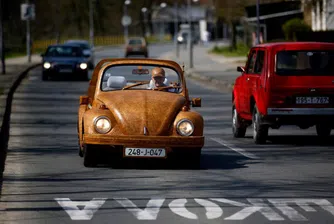 Пенсионер си направи Volkswagen Beetle от дърво