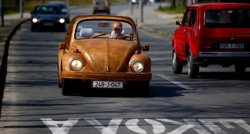 Пенсионер си направи Volkswagen Beetle от дърво