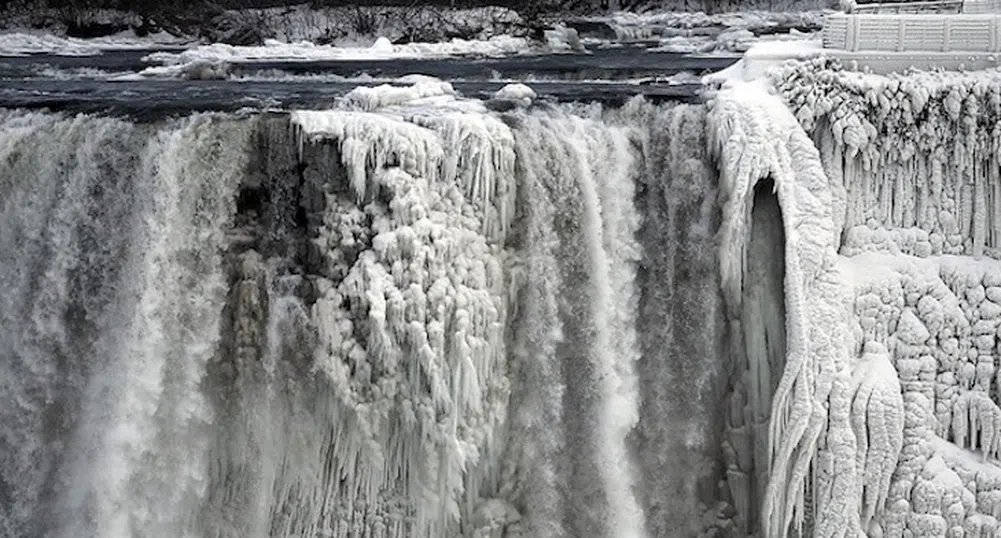 При -20 градуса по Целзий, Ниагарският водопад замръзна