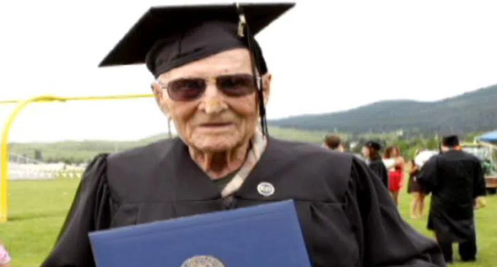 Дядо на 99 години взе диплома за университет