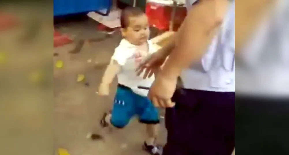 Тригодишно китайче подгони полицаи с метална тръба (видео)