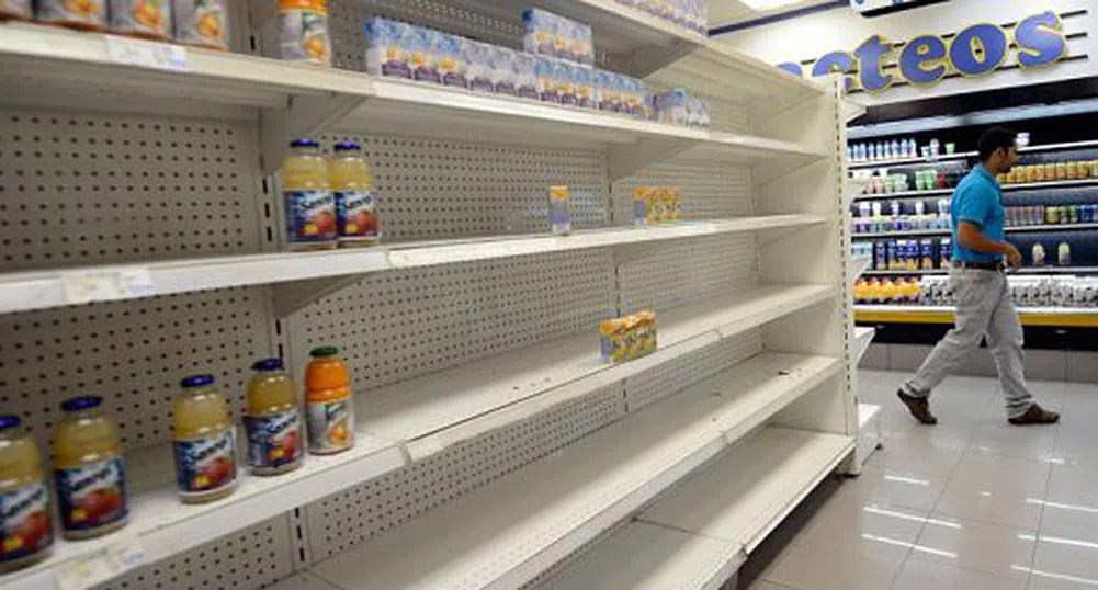Венецуелци се втурнаха да купуват храни и лекарства в Колумбия