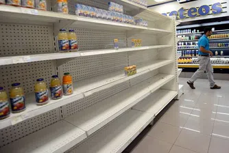 Венецуелци се втурнаха да купуват храни и лекарства в Колумбия