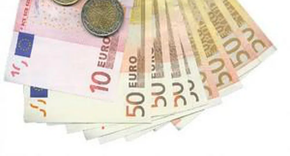 Еврото се оттласна от четиригодишен минимум спрямо долара