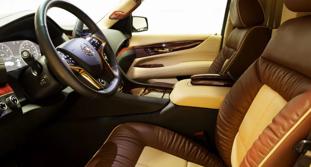 Този Cadillac е луксозен киносалон на колела