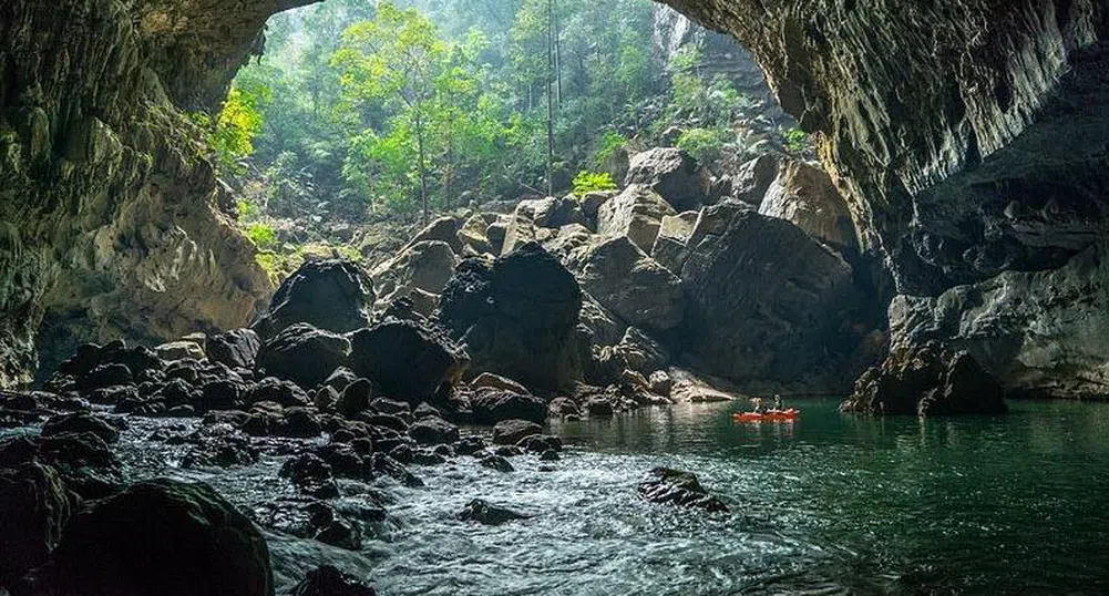 Това е една от най-огромните пещери в света, криеща река