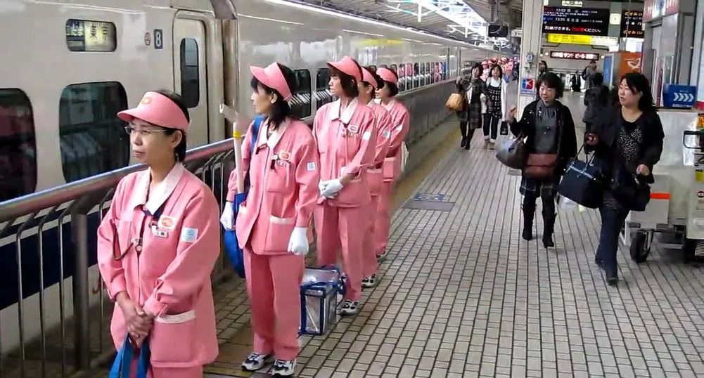 Как се чистят влаковете в Япония (видео)