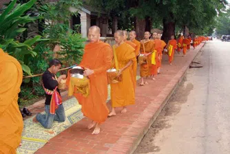 Будистки монах, заподозрян в луксозен живот, купил 22 Mercedes