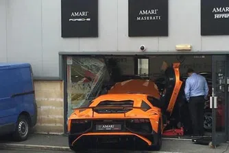 Lamborghini мина през витрина по време на фотосесия