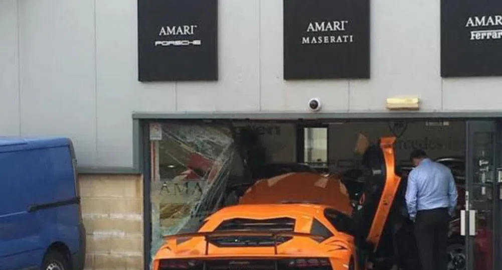 Lamborghini мина през витрина по време на фотосесия