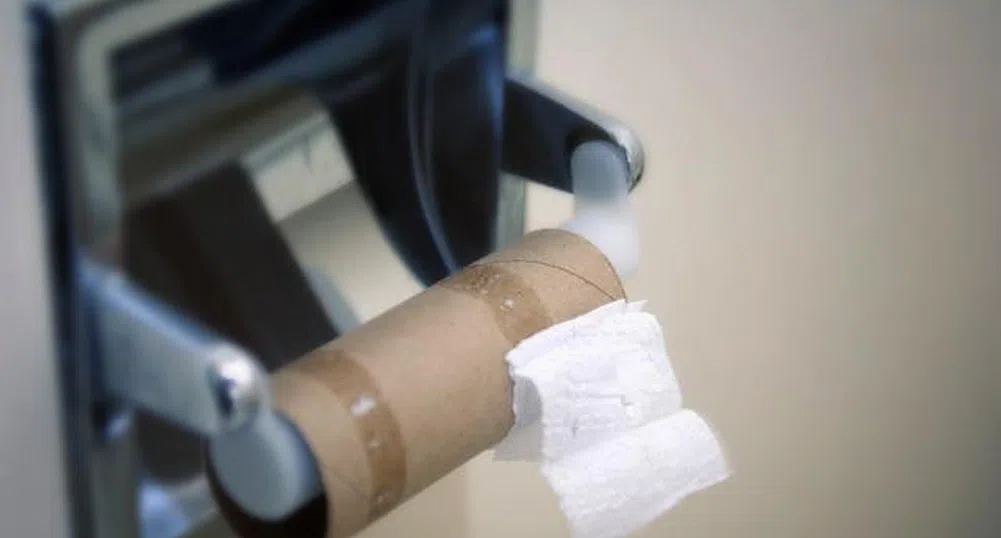 Антикризистно: Носят тоалетна хартия в училище