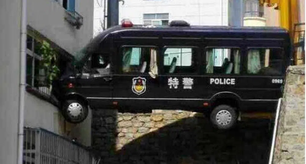Китайски полицай паркира вана си на третия етаж