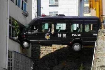Китайски полицай паркира вана си на третия етаж