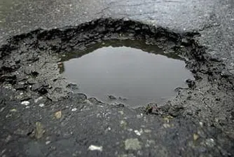Мъж осъди община Сливен заради дупка на пътя