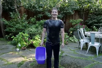 Марк Закърбърг изсипа кофа с ледена вода върху главата си (видео)