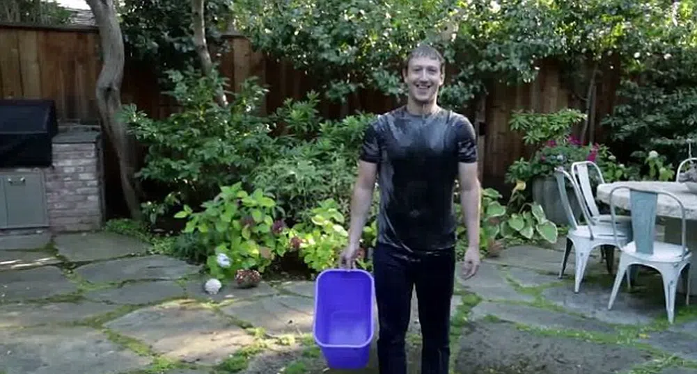 Марк Закърбърг изсипа кофа с ледена вода върху главата си (видео)