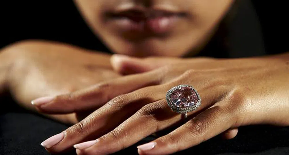 Китаец си купи уникален ярко розов диамант за 28.5 млн. долара