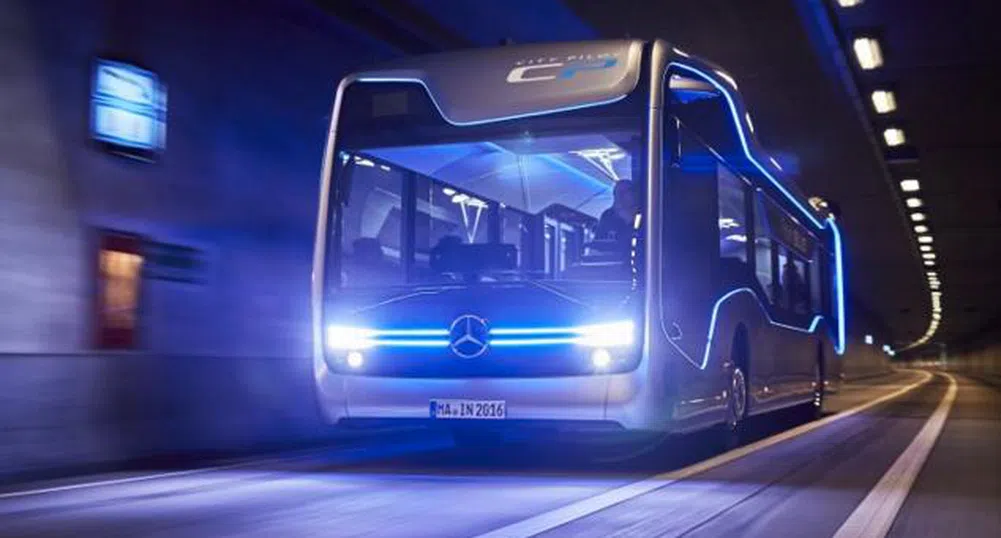 Автобус на Mercedes-Benz без шофьор измина 20 км