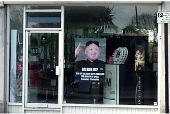 Фризьорски салон подиграва Ким Чен Ун, от посолството недоволни