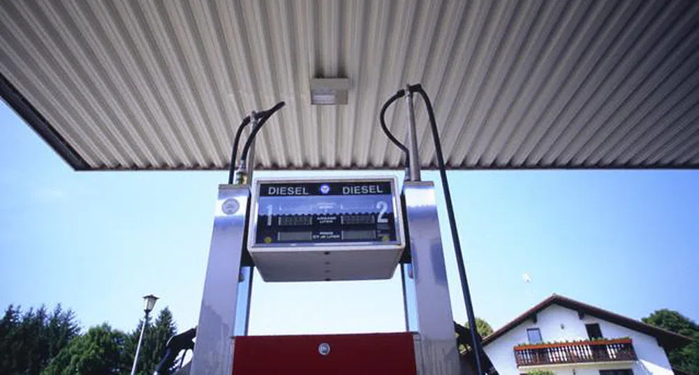 Как се справят със скъпия бензин в различните страни