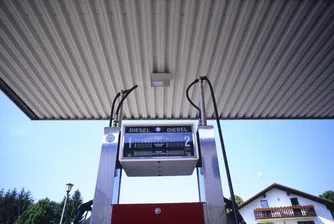 Как се справят със скъпия бензин в различните страни