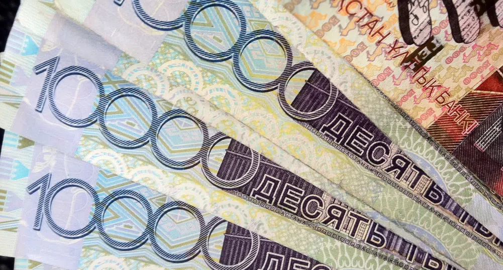Казахстанската валута загуби 27% от стойността си спрямо долара