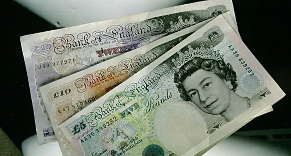 Британският паунд – новата спасителна валута?