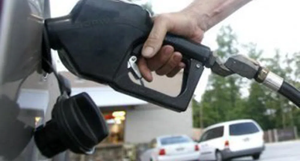 Бензинът поскъпва със 7% за година въпреки по-евтиния петрол