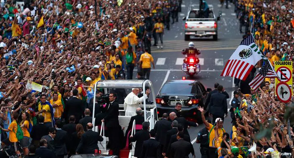 Екзалтирани тълпи посрещнаха папата в Бразилия (снимки)