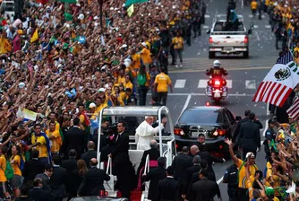 Екзалтирани тълпи посрещнаха папата в Бразилия (снимки)