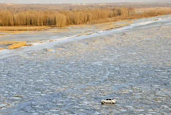 Шофьор кара по замръзнала река, за да спести тол такси