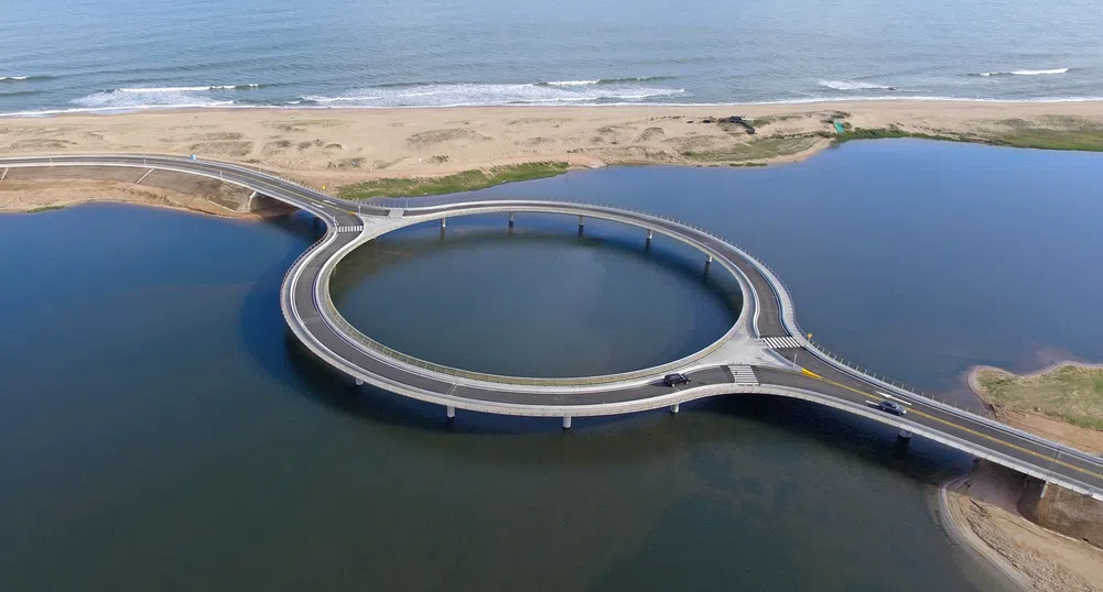 В Уругвай построиха странен кръгъл мост върху лагуна