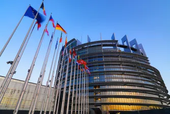 Европарламентът потвърди доверието си към Юнкер