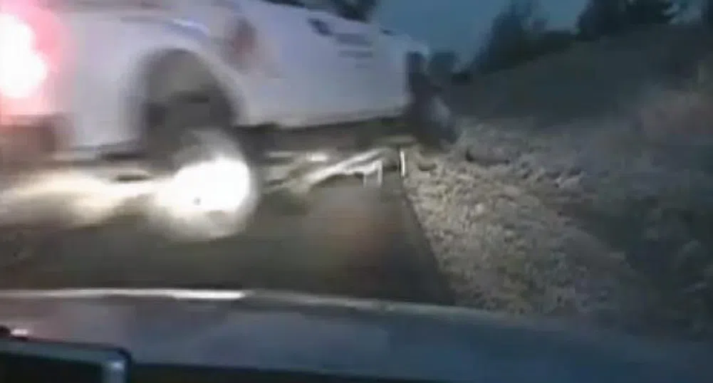 Пикап лети над магистрала, приземи се на метри от полицаи (видео)