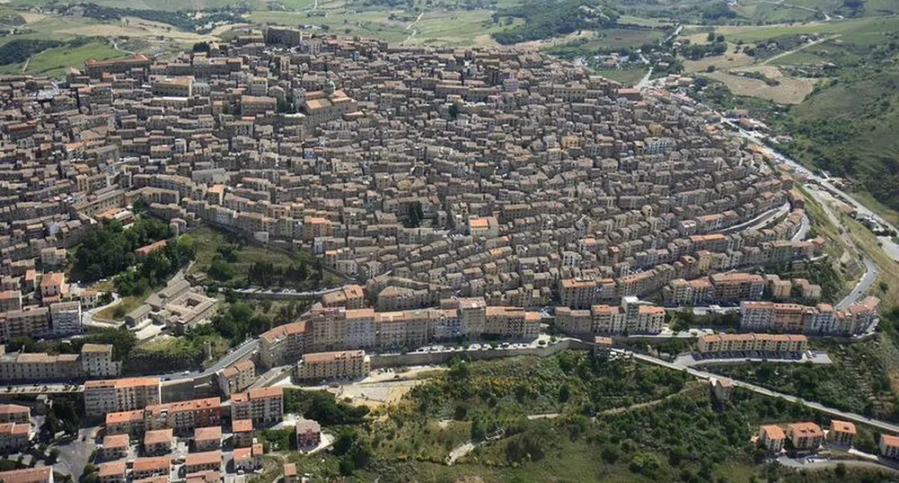 Как се развива италианският град, който продава къщи по 1 евро?