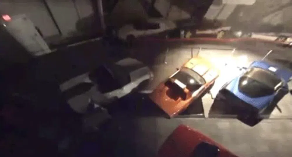 Дупка в земята погълна 8 автомобила (видео)